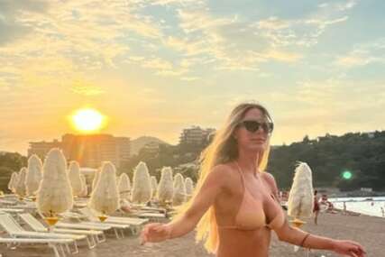 (FOTO) Izvajano tijelo u prvom planu: Vesna Đogani u bikiniju legla na pijesak, pa pokazala kako izgleda u petoj deceniji