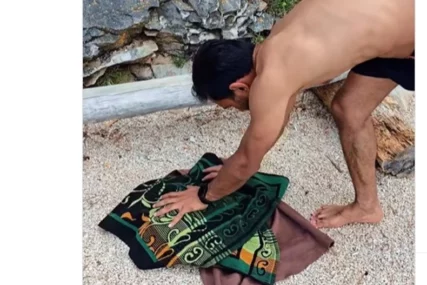 Indijac krije novčanik na plaži