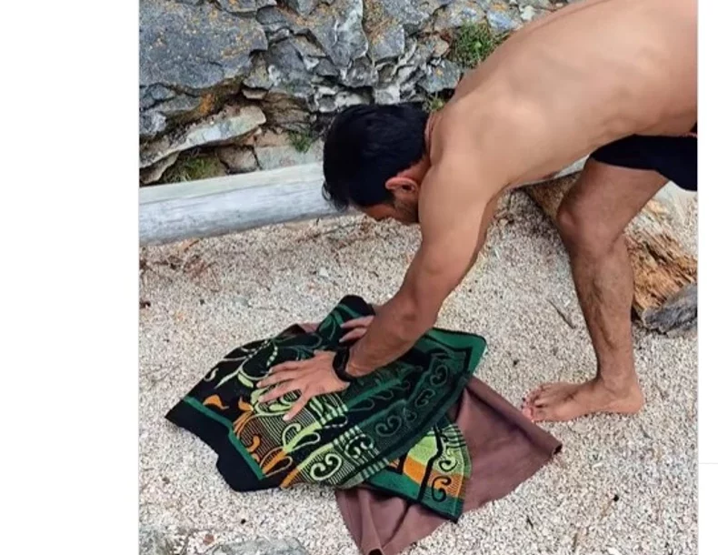 Indijac krije novčanik na plaži 