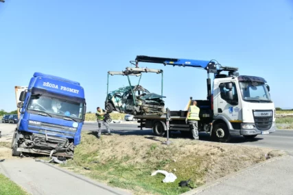 (FOTO) Očevici tvrde da nisu davali znakove života: Detalji jezive nesreće u kojoj su POGINULA BRAĆA, vozač kamiona pokušao da izbjegne tragediju