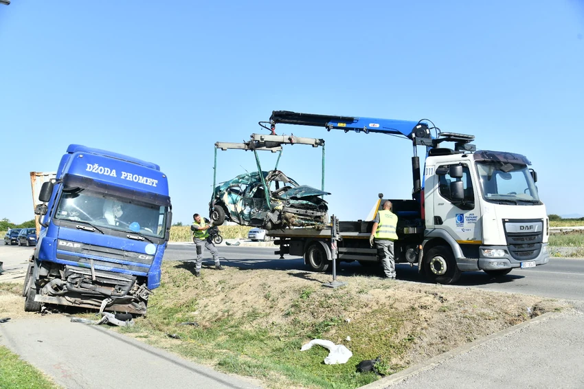 (FOTO) Očevici tvrde da nisu davali znakove života: Detalji jezive nesreće u kojoj su POGINULA BRAĆA, vozač kamiona pokušao da izbjegne tragediju