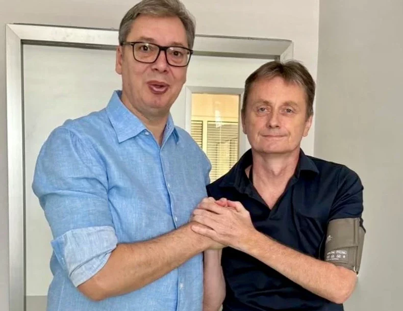 (FOTO) "UPRAVO NAPUŠTA BOLNICU" Vučić objavio fotografiju sa Glišićem, ministar stao na noge poslije moždanog udara