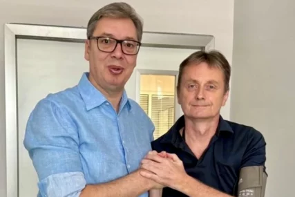 (FOTO) "UPRAVO NAPUŠTA BOLNICU" Vučić objavio fotografiju sa Glišićem, ministar stao na noge poslije moždanog udara