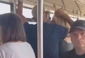 (VIDEO) "KAKVI SMO TO LJUDI POSTALI?!" Muškarac maltretira ženu u autobusu, a putnici sjede i ćute, pljušte komentari