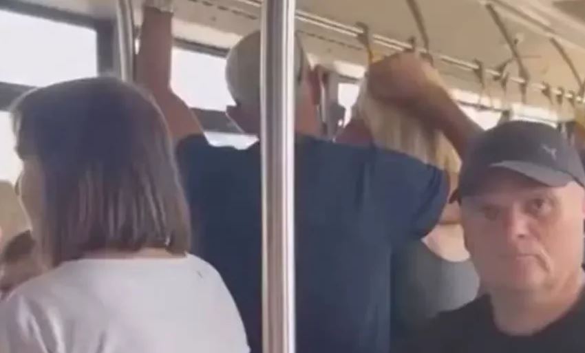 Muškarac maltretira ženu u autobusu 