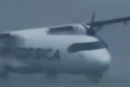 (VIDEO) VJETAR NOSI LETJELICU Putnički avion u grotlu superćelijske oluje, scene lede krv u žilama