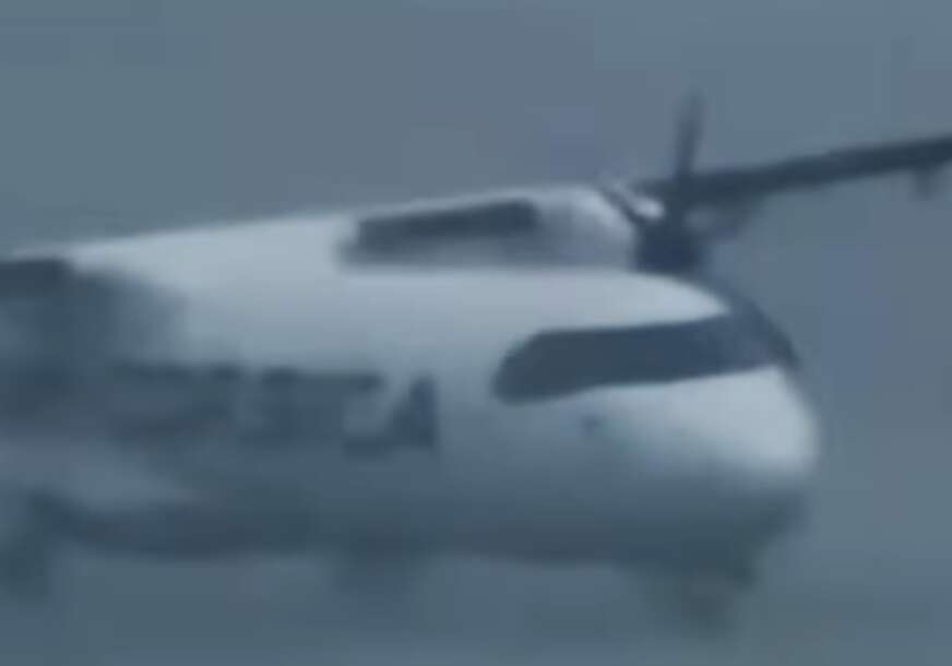 (VIDEO) VJETAR NOSI LETJELICU Putnički avion u grotlu superćelijske oluje, scene lede krv u žilama