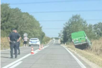 (FOTO) Nesreća kod Bijeljine: Kombi i auto završili u kanalu, policija obavlja uviđaj