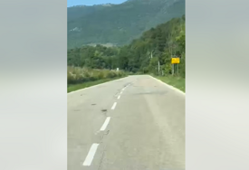 (VIDEO) Samo u BiH: Pogledajte kako su "stručnjaci" ISCRTALI LINIJE na saobraćajnici “Ko da su natjerali prvačiće da crtaju kredom po cesti“