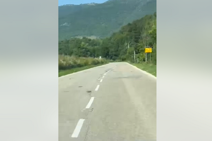 (VIDEO) Samo u BiH: Pogledajte kako su "stručnjaci" ISCRTALI LINIJE na saobraćajnici “Ko da su natjerali prvačiće da crtaju kredom po cesti“