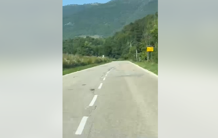 (VIDEO) Samo u BiH: Pogledajte kako su "stručnjaci" ISCRTALI LINIJE na saobraćajnici “Ko da su natjerali prvačiće da crtaju kredom po cesti“