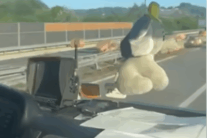 (VIDEO) TERET ZAVRŠIO PO AUTO-PUTU Na svu sreću NEMA POVRIJEĐENIH, saobraćaj se odvija usporeno