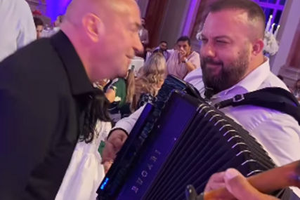 (VIDEO) Ljubi harmoniku: Đani pokazao da je KRALJ ROMSKIH VESELJA, a zbog jednog poteza je postao viralan na mrežama