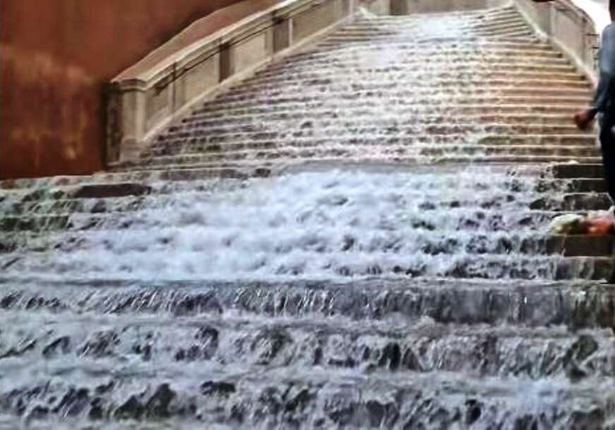 Kiša se sliva niz stepenice