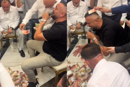 Pjevač šuta bakšiš nogama 
