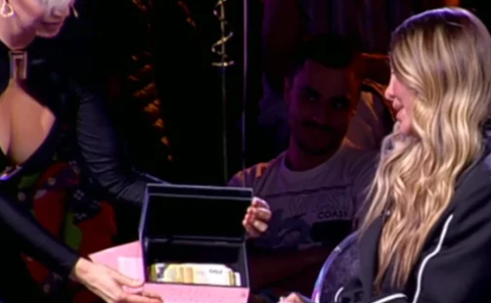 Kutija, a u njoj 3.000 EVRA: Aneli Ahmić dobila bogate poklone od fanova, svi u studiju ostali u šoku kada su ovo vidjeli