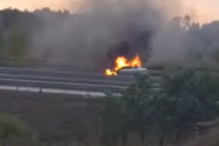 (VIDEO) Vozači, oprez: Gori automobil na putu Doboj - Prnjavor