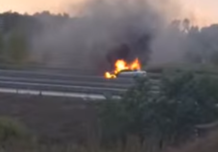 (VIDEO) Vozači, oprez: Gori automobil na putu Doboj - Prnjavor