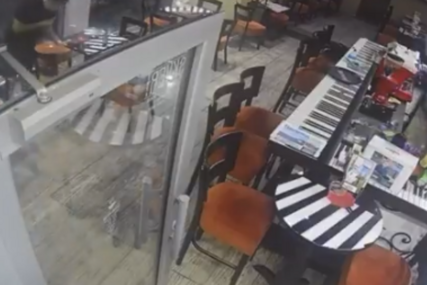 (VIDEO) "Sve su polomili i pobjegli" Haos u kafiću, maskirani mladići polupali lokal, pa PRETUKLI KONOBARICU