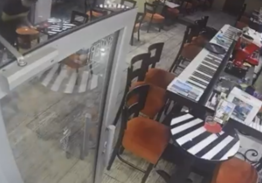 (VIDEO) "Sve su polomili i pobjegli" Haos u kafiću, maskirani mladići polupali lokal, pa PRETUKLI KONOBARICU