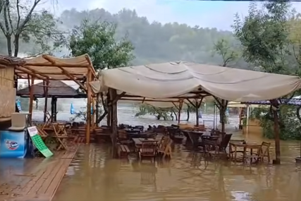 (VIDEO) HAOS U CIJELOJ DRŽAVI Usljed velikih padavina poplavljen vodopad Kravica, ništa bolja situacija ni u Neumu