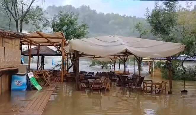 (VIDEO) HAOS U CIJELOJ DRŽAVI Usljed velikih padavina poplavljen vodopad Kravica, ništa bolja situacija ni u Neumu