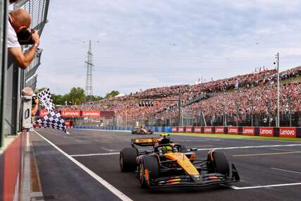 (VIDEO) NESVAKIDAŠNJI PRIZOR Fantom s bolidom Formule 1 se trkao s najbržim kolima na auto-putu