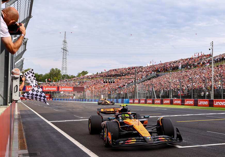 (VIDEO) NESVAKIDAŠNJI PRIZOR Fantom s bolidom Formule 1 se trkao s najbržim kolima na auto-putu