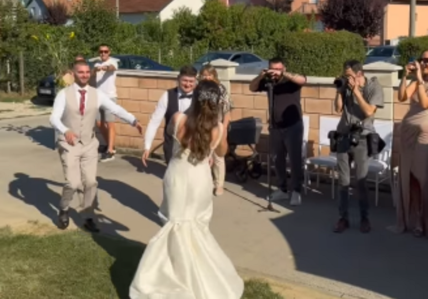 (VIDEO) "LETEĆA MLADA" Snimak sa svadbe postao hit na mrežama, ova djevojka je izabrala krajnje neobičan način za izlazak pred mladoženju