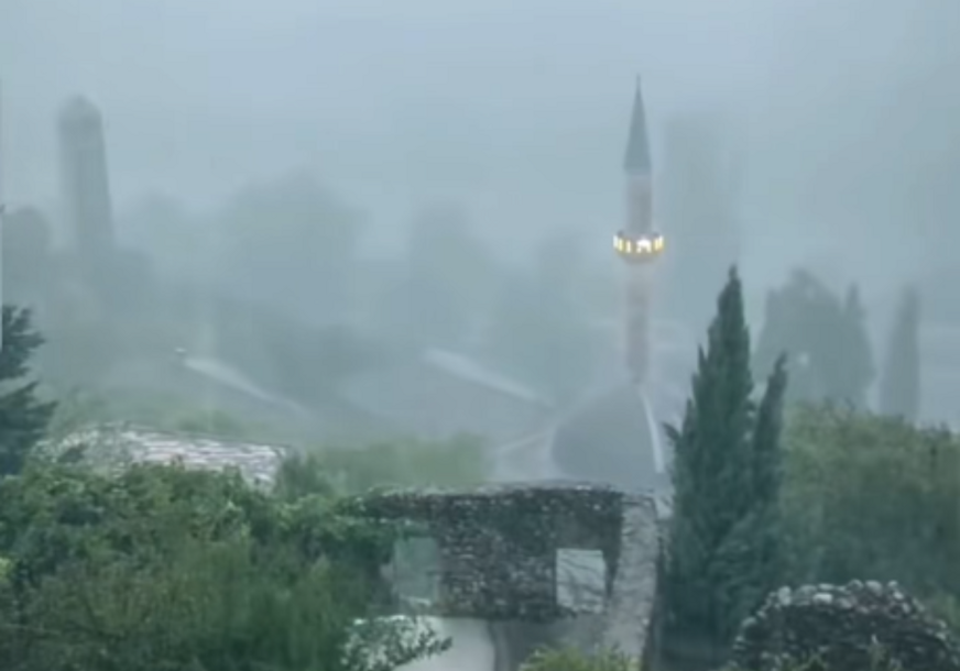 (VIDEO) Pogoršanje zahvatilo BiH: Pogledajte gdje OD JUTROS LIJE KAO IZ KABLA, temperature u osjetnom padu