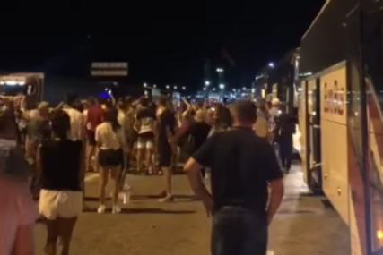 (VIDEO) Ori se "Hej Šeki, Šeki": Haos na granici, ljudi čekajući kilometarsku kolonu napravili pravu žurku, ovo ima samo na Balkanu