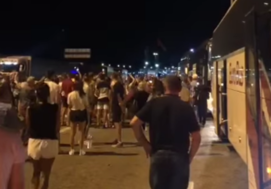 (VIDEO) Ori se "Hej Šeki, Šeki": Haos na granici, ljudi čekajući kilometarsku kolonu napravili pravu žurku, ovo ima samo na Balkanu