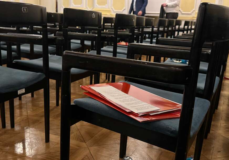 (VIDEO, FOTO) ŠUPLJE JEDINSTVO Pojedini članovi SNSD ostavili Dodikove zaključke za sobom - NISU GA POSLUŠALI