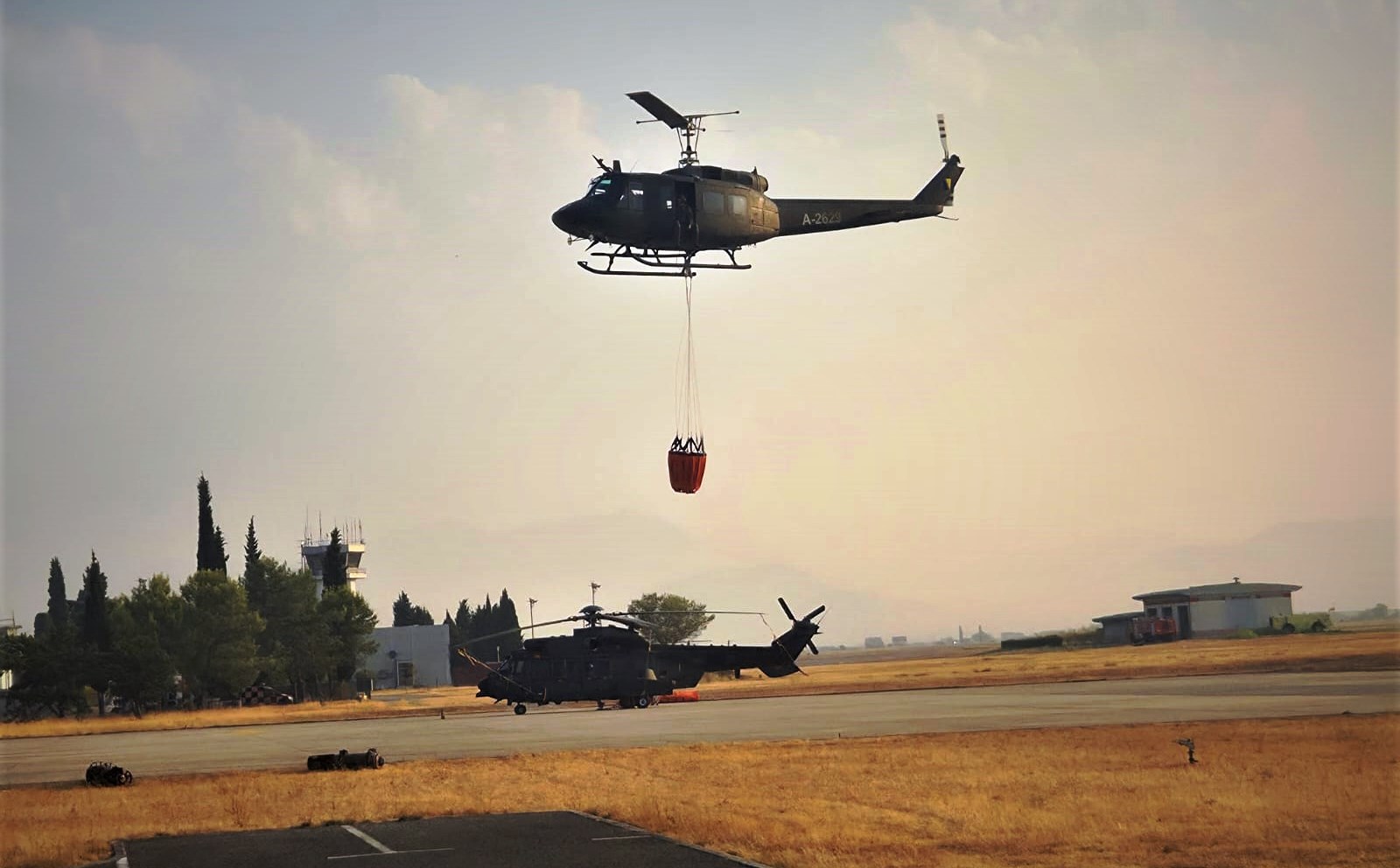 Helikopter Oružanih snaga BiH gasi požar kod Posušja