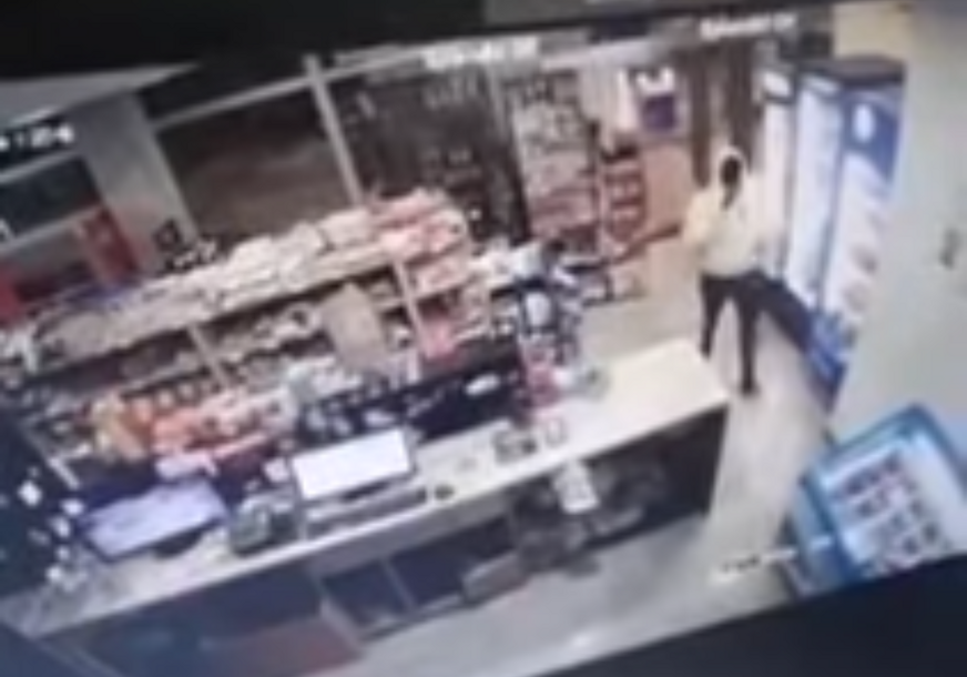 (VIDEO) Lopov odnio 12.000 KM: Ovo je snimak filmske pljačke benzinske pumpe u Trebinju