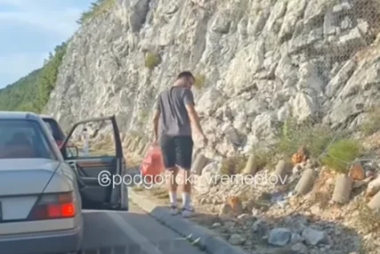 (VIDEO) "Hajde da slijedimo ovaj primjer" Turista satima čekao na granici, pa odlučio da pokupi smeće