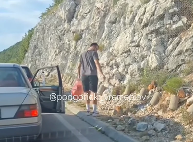 Muškarac kupi smeće na granici