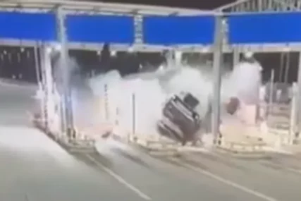 (VIDEO) JEZIV SNIMAK Kamion se zabio u naplatnu rampu