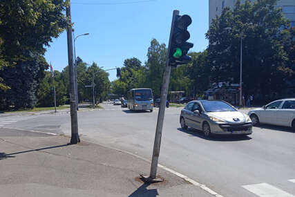 (FOTO) Saobraćajna slika iz centra Banjaluke: NAKRIVLJEN SEMAFOR, svi po malo strijepe