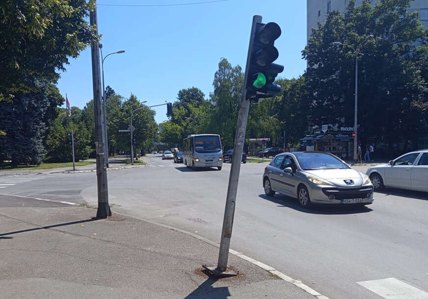 iskrivljen semafor u banjaluci 