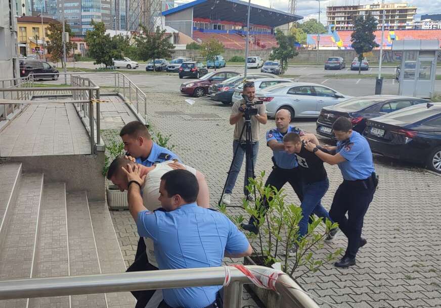 (VIDEO) ZADAO UDARAC NOGOM U GLAVU Pojavio se snimak prebijanja inspektora i policajaca u Banjaluci