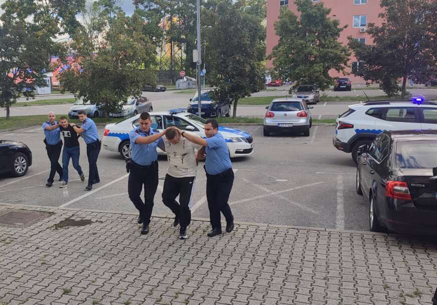 (VIDEO, FOTO) BOKSER  i OTAC NAPRAVILI HAOS Banjalučani uhapšeni zbog napada na policiju sprovedeni u tužilaštvo