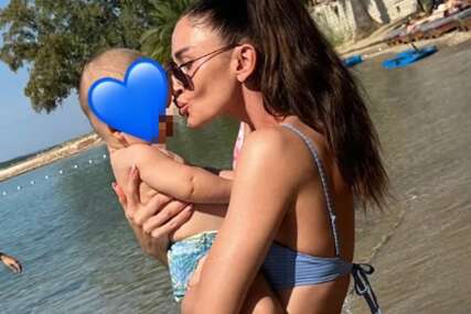 (FOTO) Fotografije sa ljetovanja zapalile mreže: Katarina Živković U MINI BIKINIJU uživa sa sinom na plaži