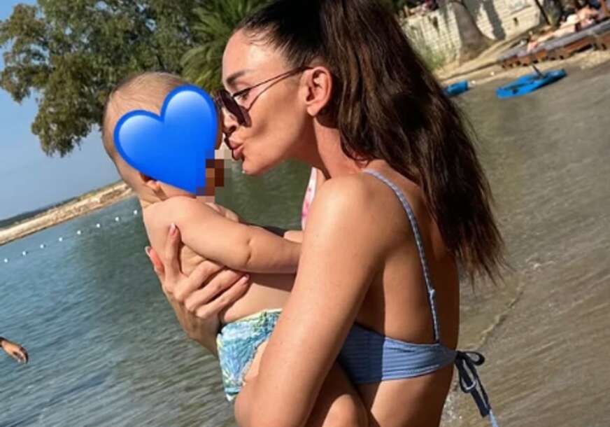 (FOTO) Fotografije sa ljetovanja zapalile mreže: Katarina Živković U MINI BIKINIJU uživa sa sinom na plaži