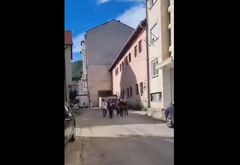 Dječaci uzvikuju "Za dom spremni"