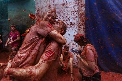 (FOTO) "NAJCRVENIJA" MANIFESTACIJA U EVROPI Festival "La Tomatina" već godinama privlači ljude koji žele da budu dio čuvene bitke paradajzom