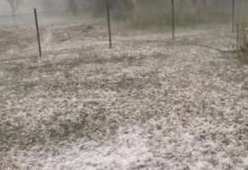 (VIDEO) TUČE JAK GRAD, DVORIŠTE SE BIJELI U Srbiju stiglo snažno nevrijeme, RHMZ izdao upozorenje