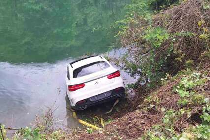 (FOTO) DRAMA U BANJALUCI Vatrogasci iz Vrbasa izvlačili skupocjeni "mercedes"