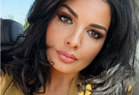 (FOTO) NA STOLU RAKIJA Milena Popović u čipkanoj bluzi pokazala kako uživa, provirila i tetovaža