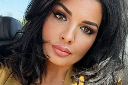 (FOTO) NA STOLU RAKIJA Milena Popović u čipkanoj bluzi pokazala kako uživa, provirila i tetovaža